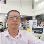 Profesor de psicología asesora clases y protectos